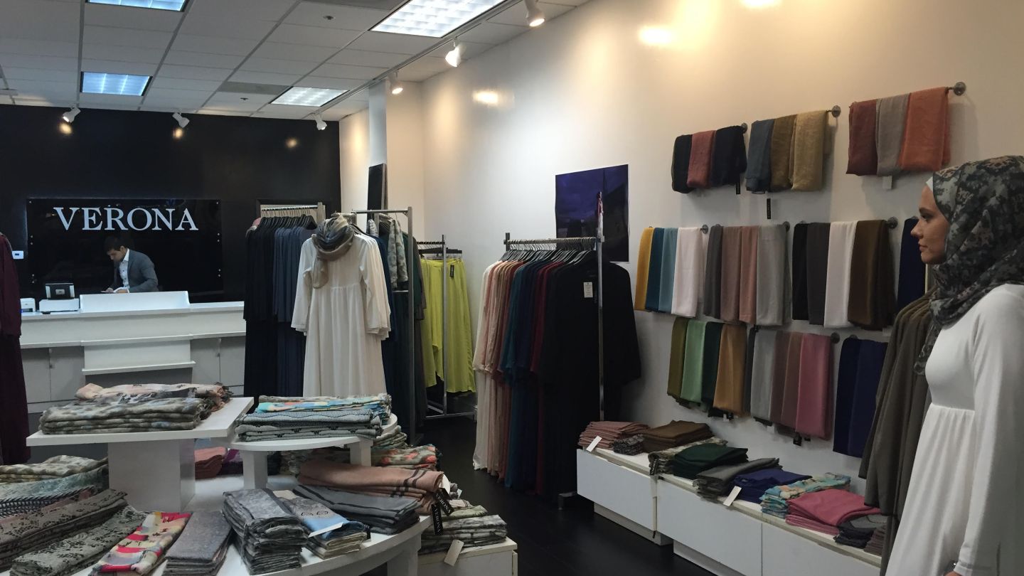 إفتتاح أول متجر للملابس الإسلامیة فی السوق الرئیسی للأزیاء بأمیرکا