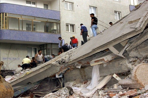 مقتل 3 أشخاص وإصابة 10 في اسطنبول إثر انهيار سقف مسجد