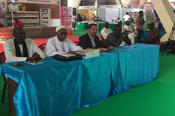 توقيع كتاب قرآني في المعرض الدولي للكتاب في السنغال