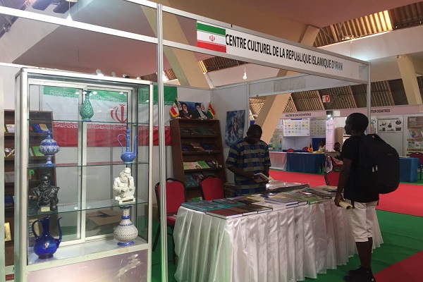 توقيع كتاب قرآني في المعرض الدولي للكتاب في السنغال