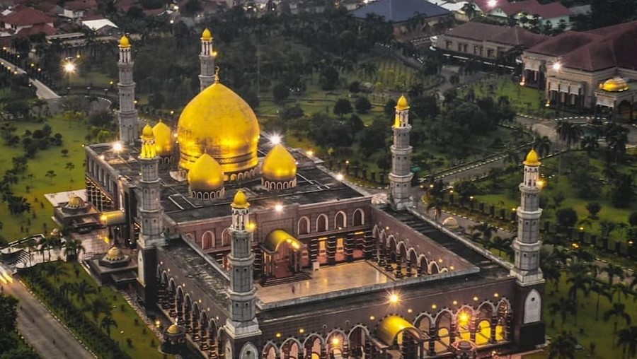 مسجد القبة الذهبية؛ معلم سياحي في إندونيسيا