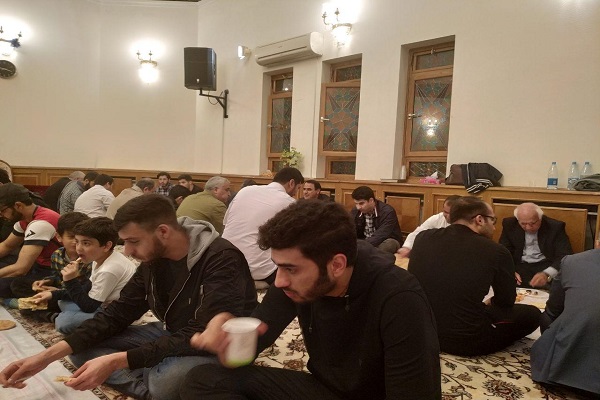 مسجد في موسكو يستضيف الصائمين للإفطار