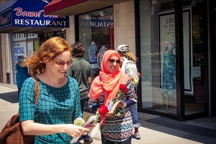 Muslims Hand Out Roses in US