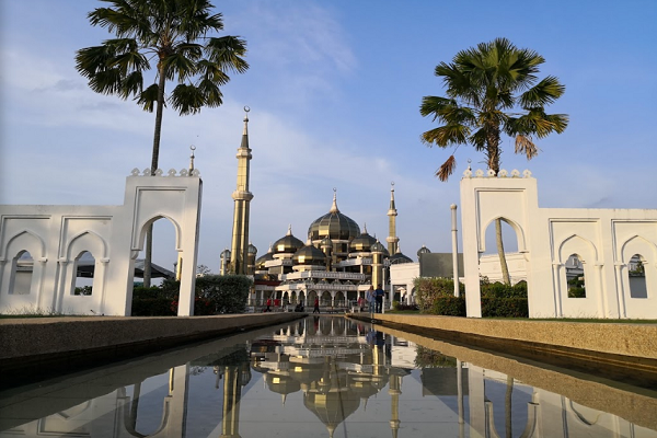 Vista del entorno de la Mezquita de Cristal de Malasia 