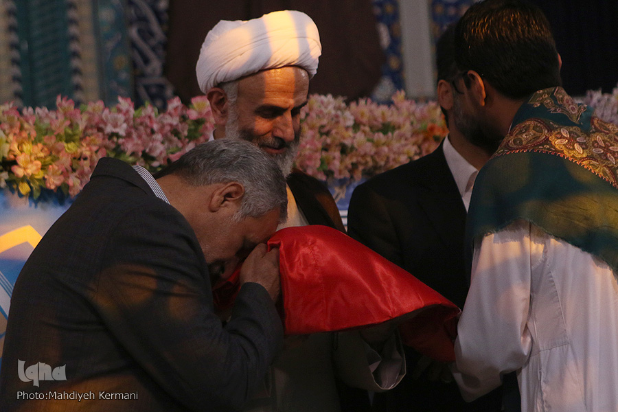 اهدای مصحف و پرچم حرم حضرت عباس(ع) به مسابقات بین‌المللی قرآن ایران