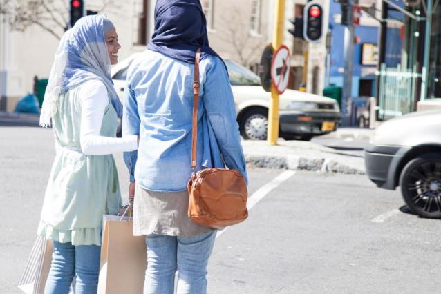انگلیسی/ زنان مسلمان انگلیسی با تبعیض دینی و جنسیتی مواجه هستند