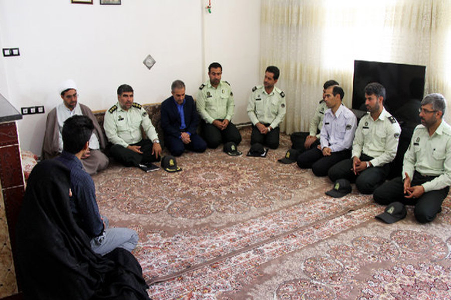 دیدار فرمانده نیروی انتظامی کوهدشت با خانواده شهدا + عکس
