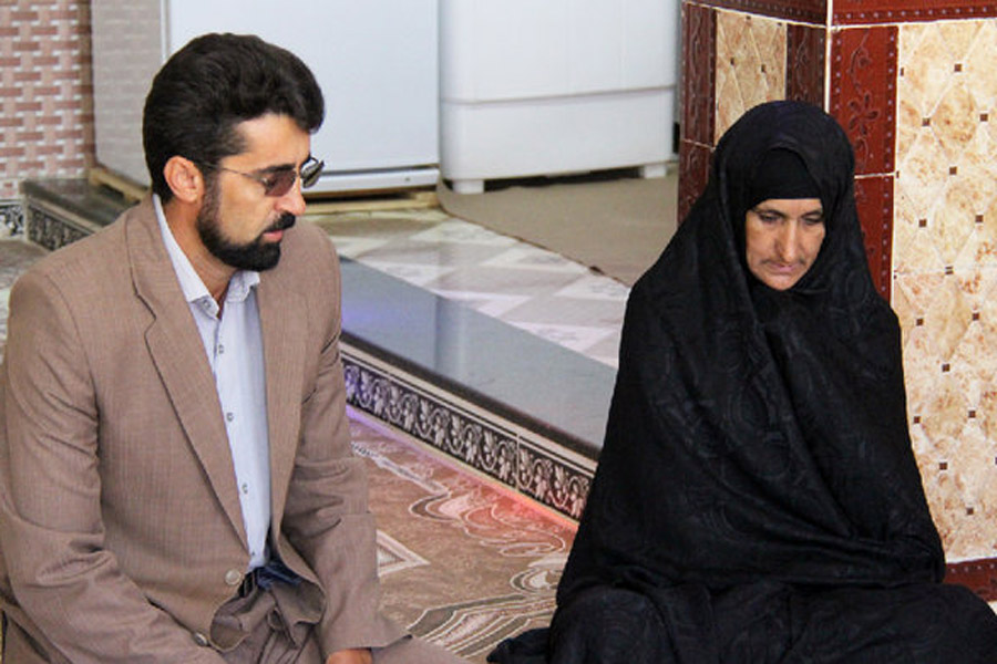 دیدار فرمانده نیروی انتظامی کوهدشت با خانواده شهدا + عکس
