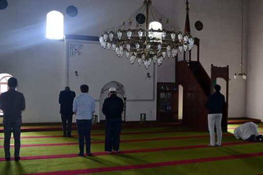 وقتی امام جماعت مسجد ترکیه، درهای مسجد را می‌بندد
