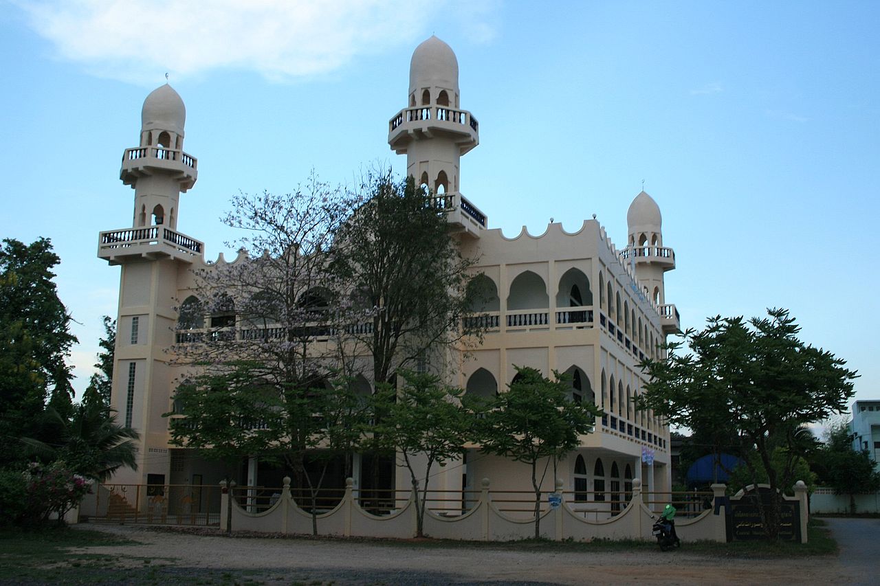کشوری با مسجد در کنار کلیسا   عکس