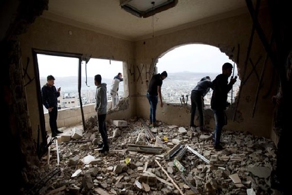 انگلیسی/ نیروهای صهیونیستی خانه های فلسطینان را بدون هشدار قبلی تخریب می کنند