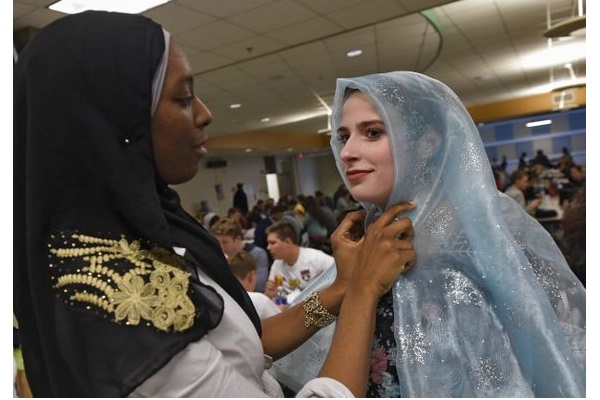  نمایش حجاب در دبیرستان ایندیانا 