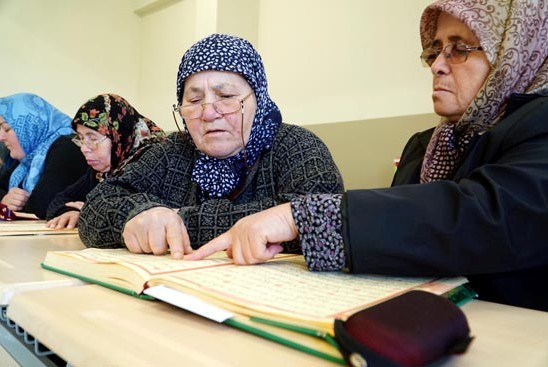 فراگیری روخو‌انی قرآن در 70 سالگی + عکس / در حال تکمیل