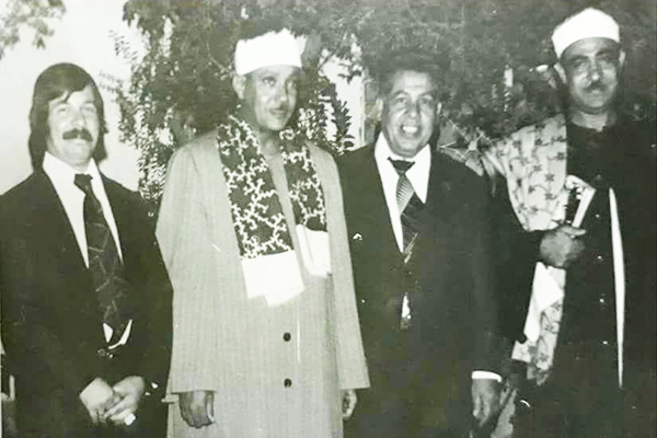 عبدالباسط محمد عبدالصمد و عبدالرحمن توفیق (قاری عراقی ) و شیخ احمدالرزیقی در منزل عبدالرحمن توفیق عبدالباسط محمد عبدالصمد و عبدالرحمن توفیق (قاری عراقی ) و شیخ احمدالرزیقی در منزل عبدالرحمن توفیق