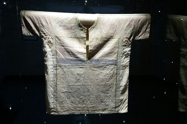 پیراهن‌های منقش به سوره‌های قرآن در موزه ملی قرآن کریم