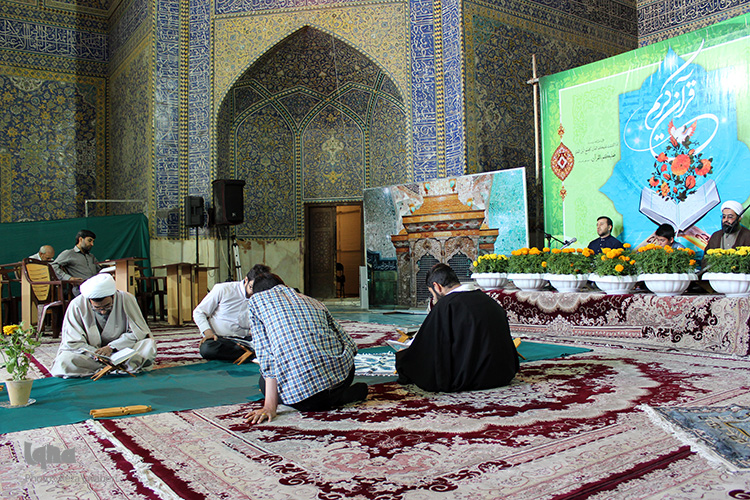 جزء خوانی قرآن کریم در ماه مبارک رمضان در مدرسه امام صادق (ع) اصفهان