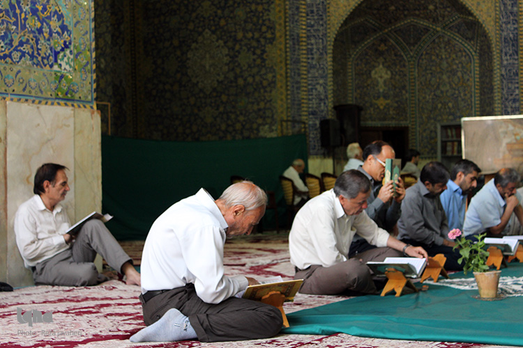 جزء خوانی قرآن کریم در ماه مبارک رمضان در مدرسه امام صادق (ع) اصفهان