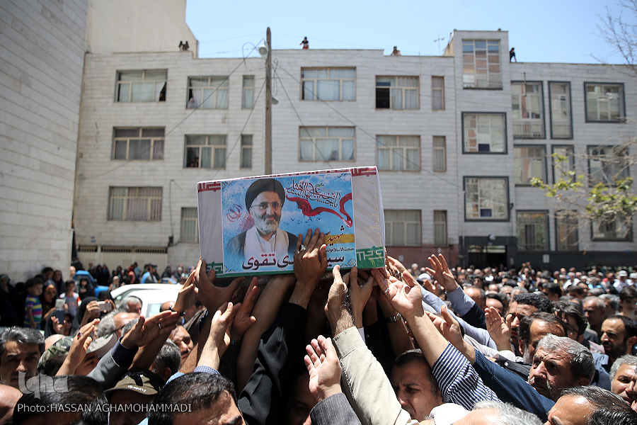 پیکر شهید حجتالاسلام تقوی بر دستان همرزمان و جهادگران تشییع شد پیکر شهید حجتالاسلام تقوی بر دستان همرزمان و جهادگران تشییع شد