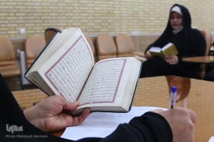 غرفه مرکز دانشجو معلم قرآن کریم و سازمان فعالیتهای قرآنی دانشگاهیان کشور؛بیمها و امیدهای دانشجو معلمان قرآن کریم/ طعم شیرین آموزش قرآن
