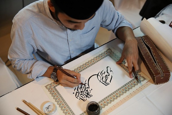 آغازکتابت و تذهیب سوره یاسین توسط خوشنویسان ایران و مالزی + عکس