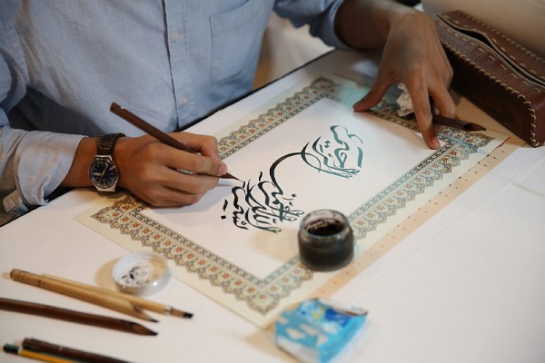 آغازکتابت و تذهیب سوره یاسین توسط خوشنویسان ایران و مالزی + عکس