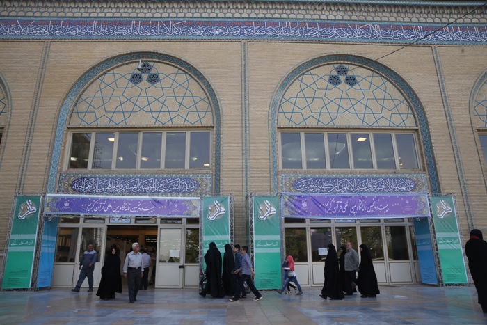 بازدیدکنندگان نمایشگاه از شعار «قرآن، اخلاق، زندگی» میگویند بازدیدکنندگان نمایشگاه از شعار «قرآن، اخلاق، زندگی» میگویند
