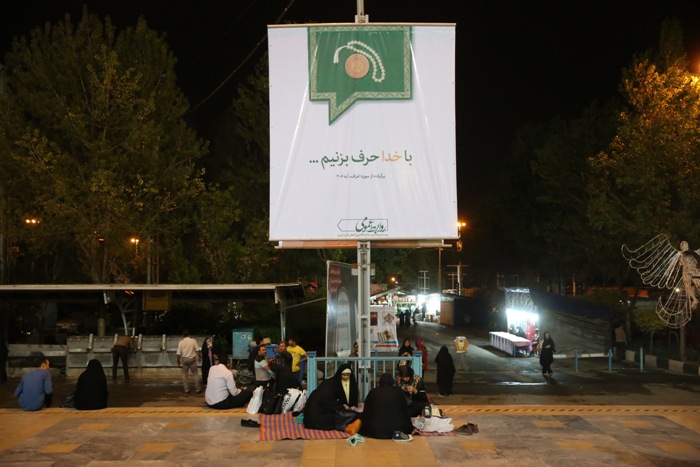 بازدیدکنندگان نمایشگاه از شعار «قرآن، اخلاق، زندگی» میگویند بازدیدکنندگان نمایشگاه از شعار «قرآن، اخلاق، زندگی» میگویند
