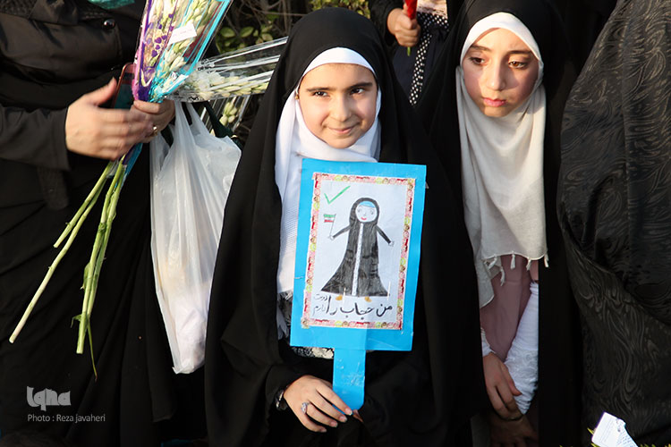 تجمع مردم انقلابی اصفهان در میدان نقش جهان برای بزرگداشت روز عفاف وحجاب