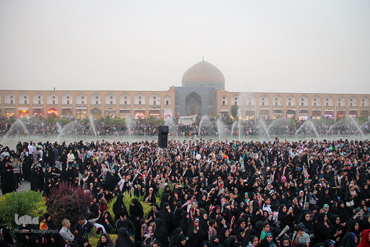 تجمع مردم انقلابی اصفهان در میدان نقش جهان برای بزرگداشت روز عفاف وحجاب