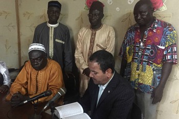 اهدای قرآن با ترجمه فرانسوی به مدیر رادیو سنگال