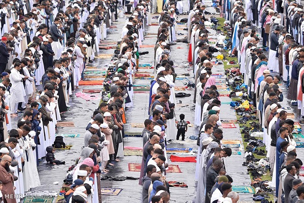 بزرگترین مراسم جشن عید فطر در اروپا‎ / نماز باشکوه عید فطر شیعیان قطیف