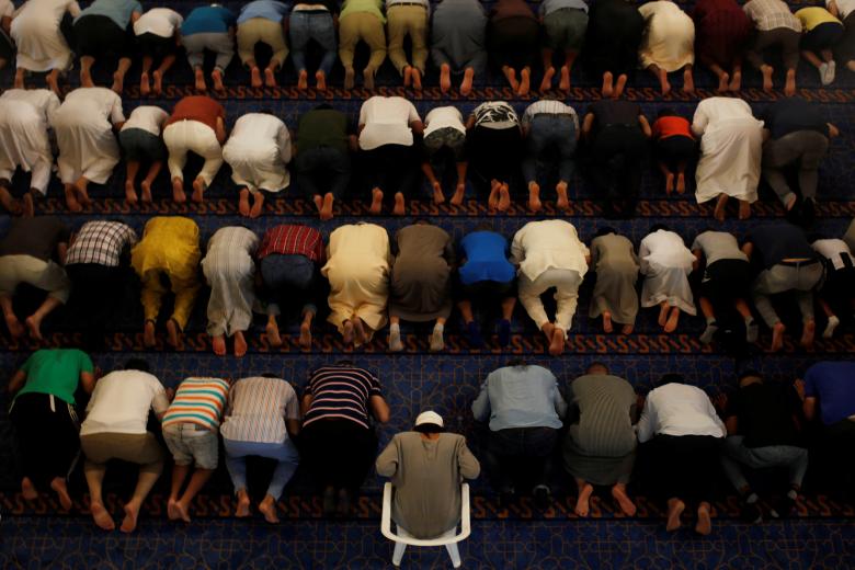 نماز برای قربانیان حمله بارسلون + عکس