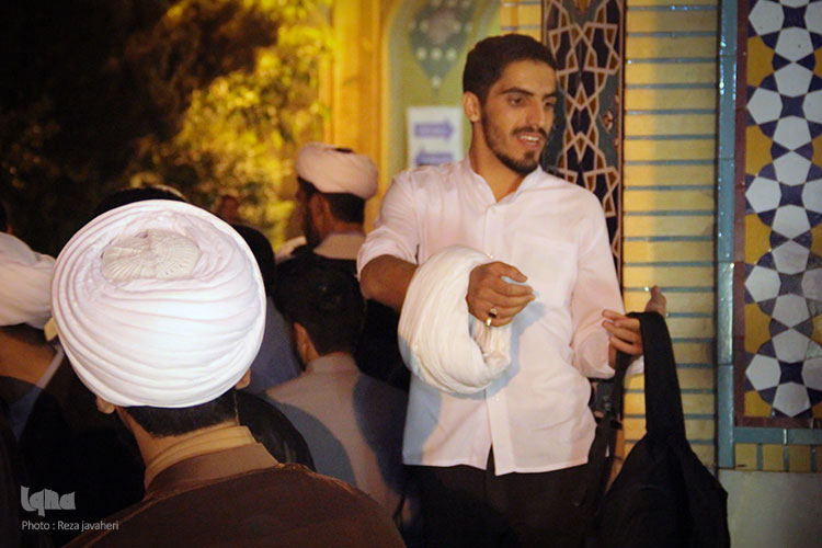 جشن معمم شدن طلاب حوزه علمیه اصفهان در شب عید غدیر خم به دست آیت الله مظاهری و با حضور آیت الله طباطبایی و استاندار محترم در مدرسه صدر برگزار شد. جشن معمم شدن طلاب حوزه علمیه اصفهان در شب عید غدیر خم به دست آیت الله مظاهری و با حضور آیت الله طباطبایی و استاندار محترم در مدرسه صدر برگزار شد.