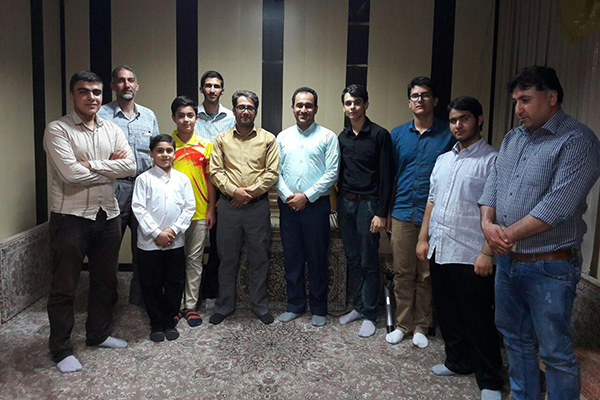وحید نظریان و امین عبدی در کنار جمعی از قاریان جوان کرمانشاه وحید نظریان و امین عبدی در کنار جمعی از قاریان جوان کرمانشاه