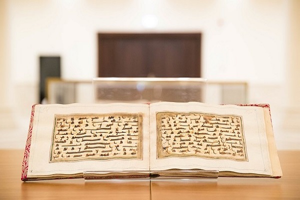 اهدای نسخ قرآنی چهارصد ساله به دانشگاه شارجه + عکس