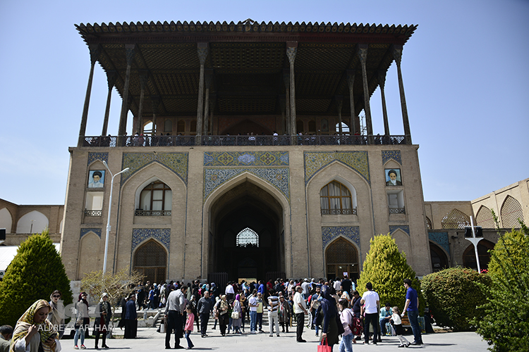 بازدید مسافران نوروزی ار چهل ستون و میدان نقش جهان بازدید مسافران نوروزی ار چهل ستون و میدان نقش جهان