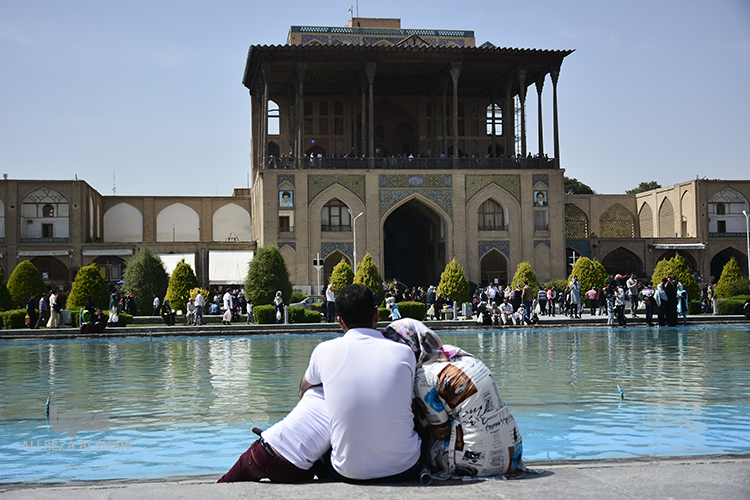بازدید مسافران نوروزی ار چهل ستون و میدان نقش جهان بازدید مسافران نوروزی ار چهل ستون و میدان نقش جهان