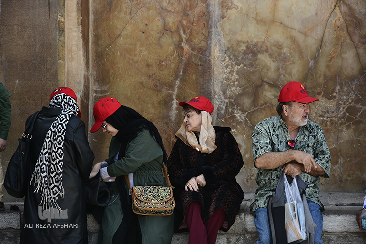 بازدید مسافران نوروزی ار چهل ستون و میدان نقش جهان بازدید مسافران نوروزی ار چهل ستون و میدان نقش جهان