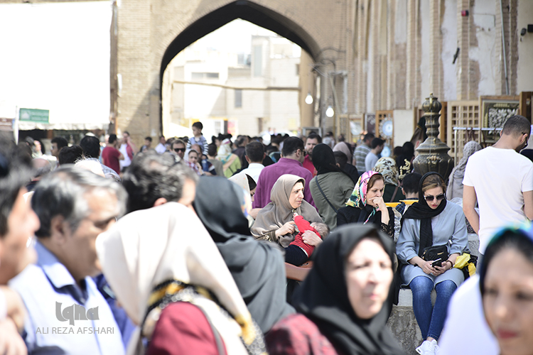 بازدید مسافران نوروزی ار چهل ستون و میدان نقش جهان بازدید مسافران نوروزی ار چهل ستون و میدان نقش جهان