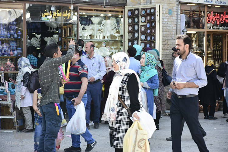 بازدید مسافران نوروزی ار چهل ستون و میدان نقش جهان بازدید مسافران نوروزی ار چهل ستون و میدان نقش جهان