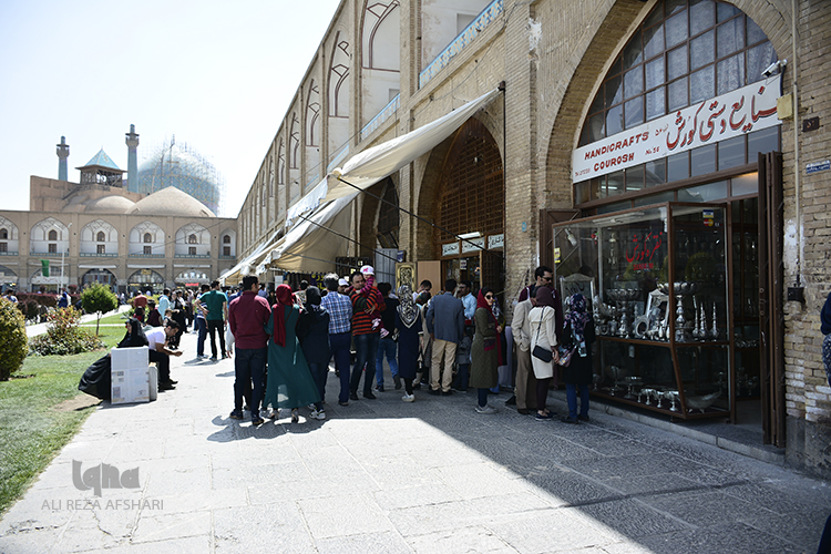 بازدید مسافران نوروزی ار چهل ستون و میدان نقش جهان بازدید مسافران نوروزی ار چهل ستون و میدان نقش جهان