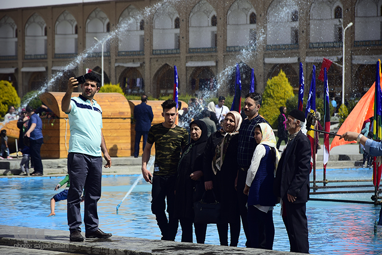 بازدید مسافران نوروزی ار چهل ستون و میدان نقش جهان بازدید مسافران نوروزی ار چهل ستون و میدان نقش جهان