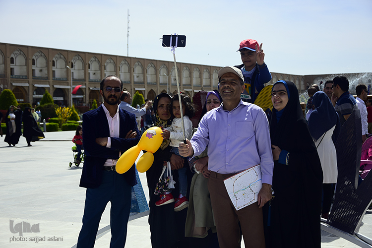 بازدید مسافران نوروزی ار چهل ستون و میدان نقش جهان بازدید مسافران نوروزی ار چهل ستون و میدان نقش جهان