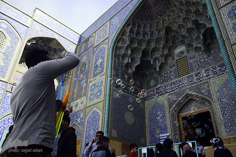 بازدید مسافران نوروزی ار چهل ستون و میدان نقش جهان بازدید مسافران نوروزی ار چهل ستون و میدان نقش جهان