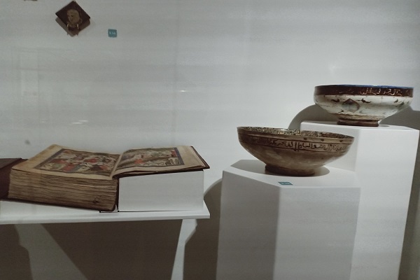 نگه‌داری صفحاتی از یک قرآن قدیمی در موزه «لاهه» هلند