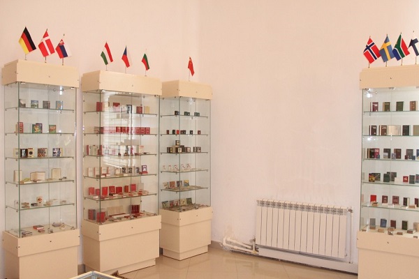 نمایش کوچک‌ترین قرآن جهان در موزه کتاب‌های کوچک در آذربایجان