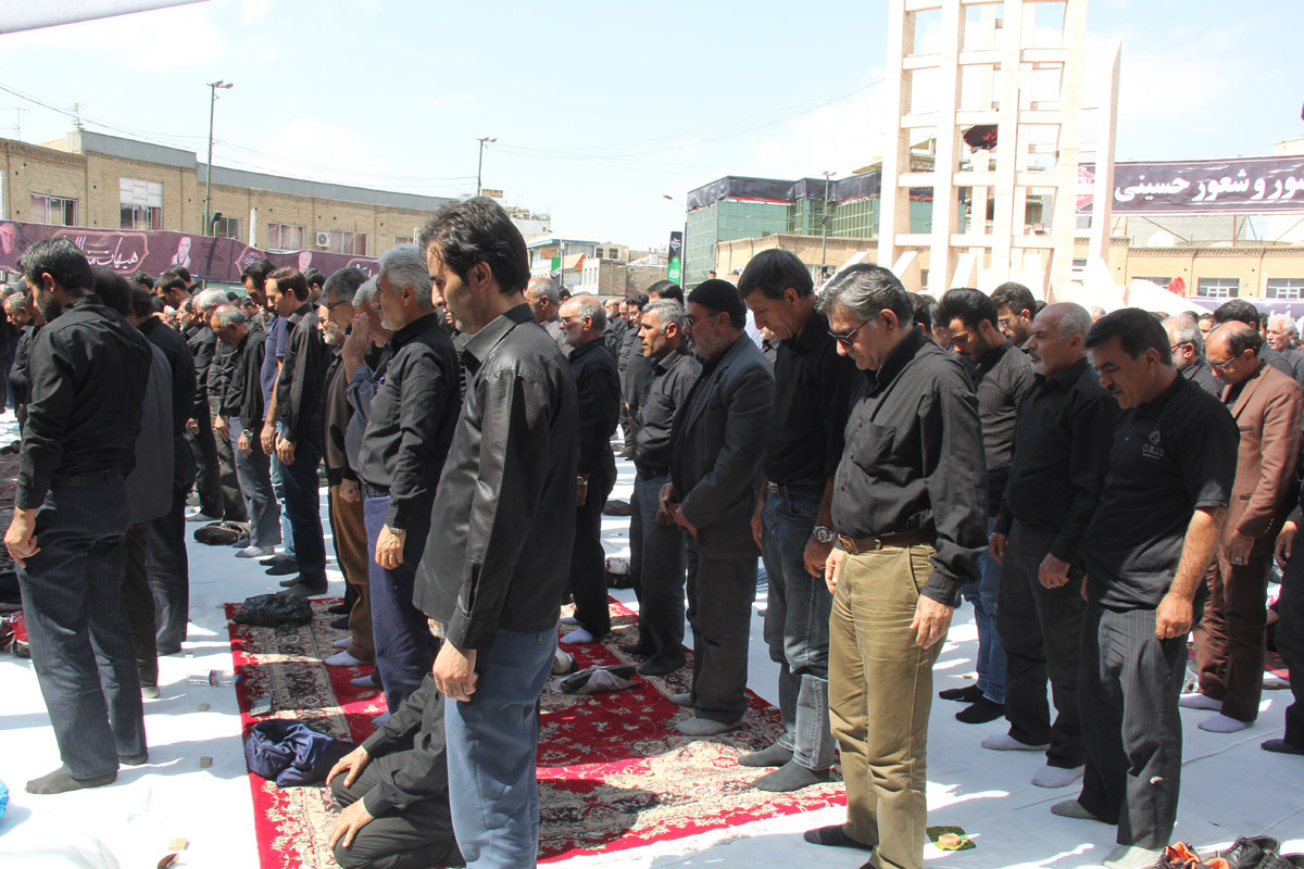 اقامه نماز ظهر عاشورا در زنجان