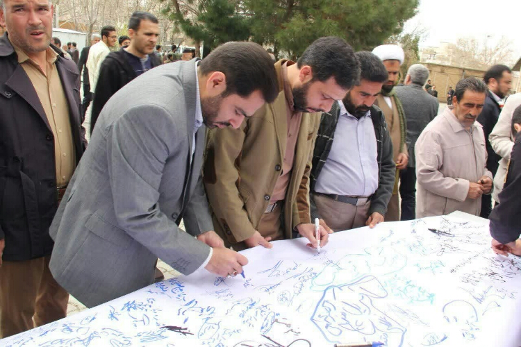 امضای طومار ۳۰ متری در حاشیه نماز جمعه همدان