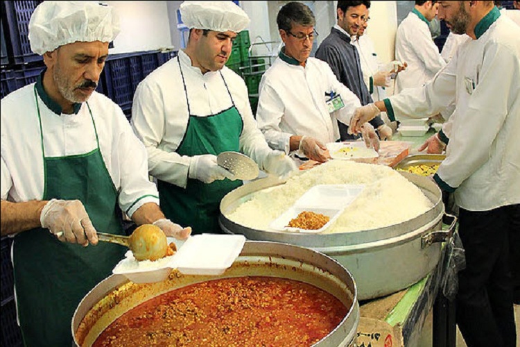توزیع روزانه 1000 پرس غذای متبرک در میان سیلزدگان شهرستان کلات توزیع روزانه 1000 پرس غذای متبرک در میان سیلزدگان شهرستان کلات