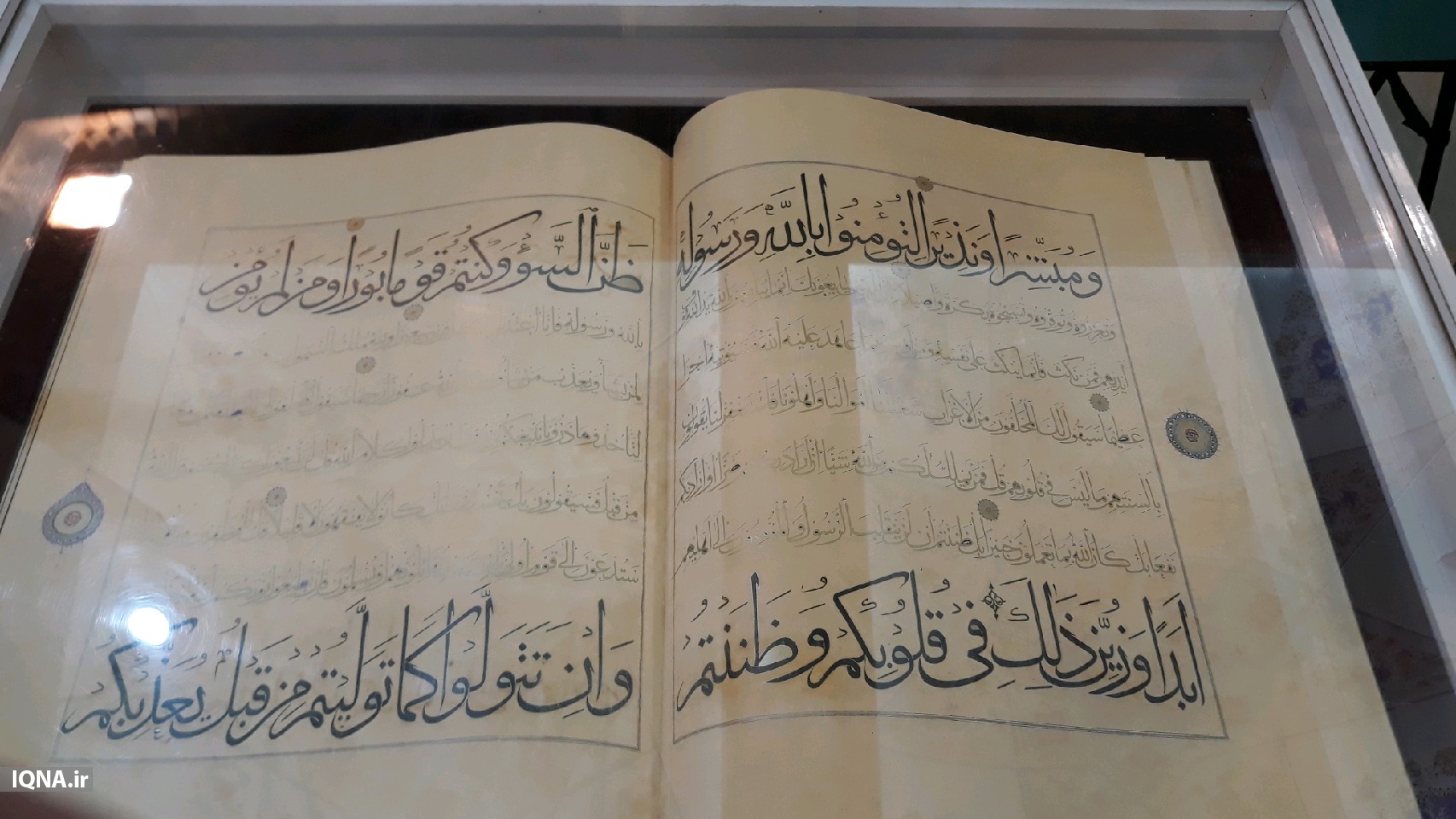 جمعآوری قرآنهای مازاد در منازل برای مناطق سیلزده در مصلی جمعآوری قرآنهای مازاد در منازل برای مناطق سیلزده در مصلی